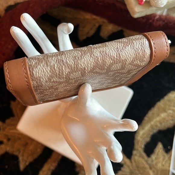 DKNY Women’s Monogram Zip Around Wallet 6 Place Credit Card Zip Coin Holder NEW - Picture 9 of 16